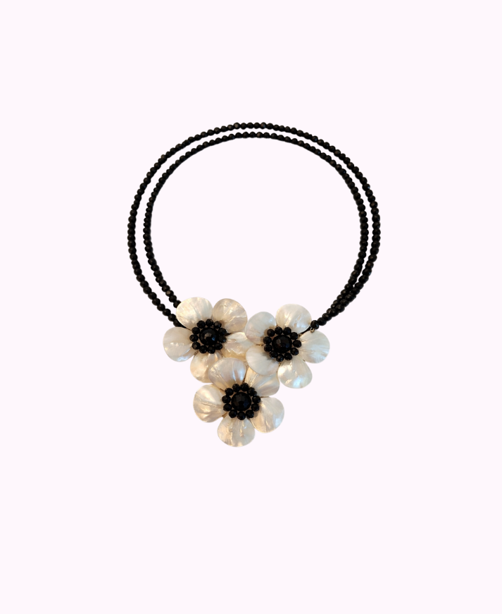 Collana con Fiori in Madreperla e Cristalli