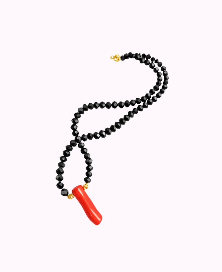 Collana in Resina Nera con Ciondolo Corallo