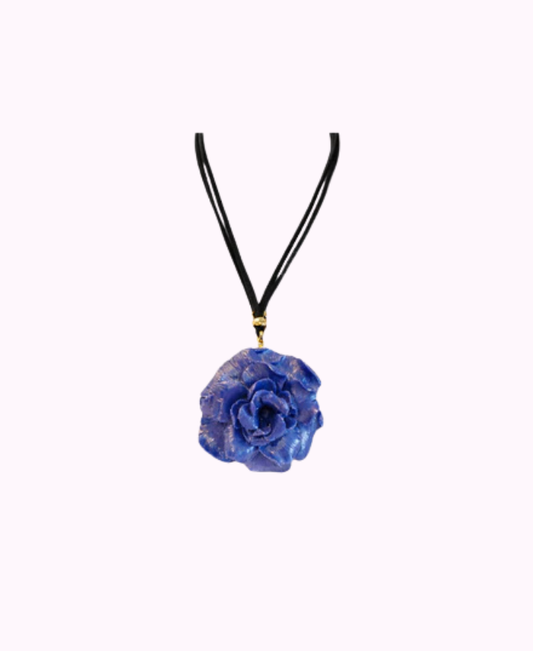Collana in Alcantara con Pendente a Forma di Rosa in Resina