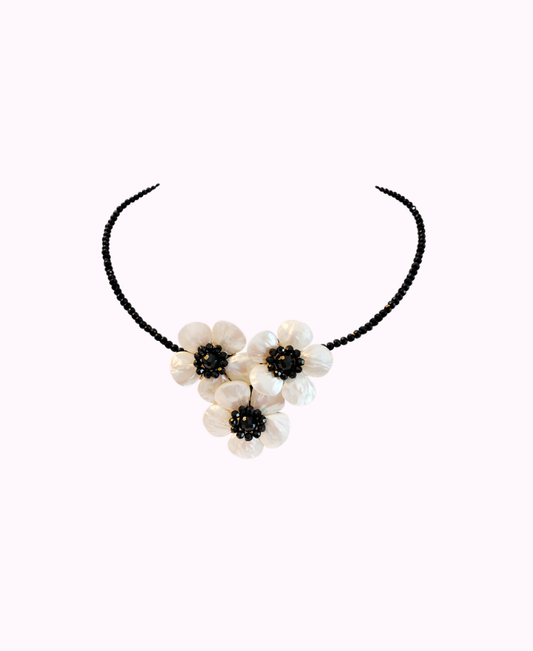 Collana con Fiori in Madreperla e Cristalli