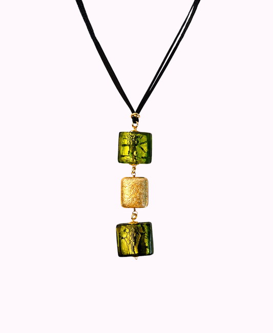 Collana con Pendente in Vetro di Murano e Dettagli in Ottone