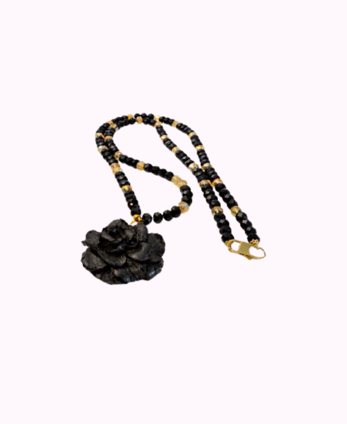 Collana Lunga con Cristalli Neri e Pendente a Forma di Rosa in Resina