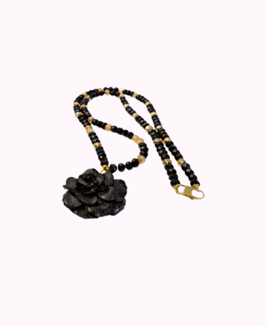 Collana Lunga con Cristalli Neri e Pendente a Forma di Rosa in Resina