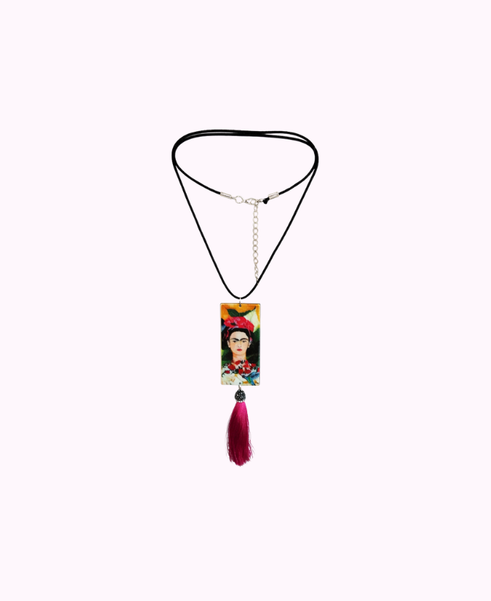 Collana con Pendente in Legno Decorato e Nappina